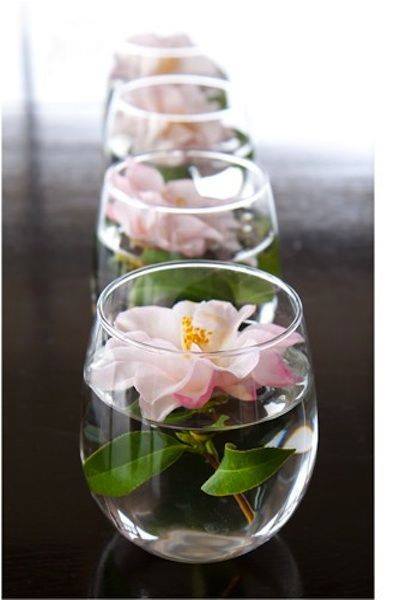 floating-candle-centerpiece-with-flower7-1